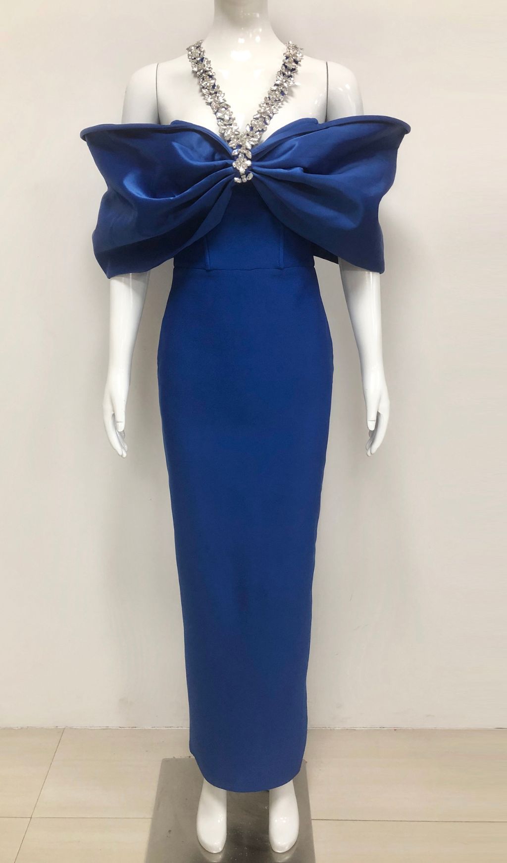 02fad90e2d7acbc3378320770365fd34.jpg Fashionslee Women Elwilda Blue Off-Shoulder Halter Maxi Dress