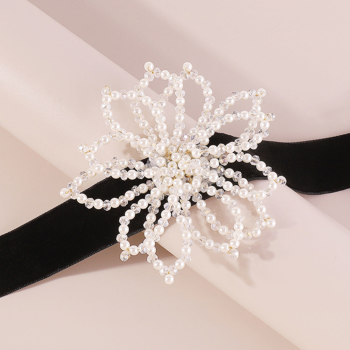 2e57c6de89e5502e8f2d9db970b112ba.jpeg Fashionslee Women Exaggerated Pearl Floral Choker