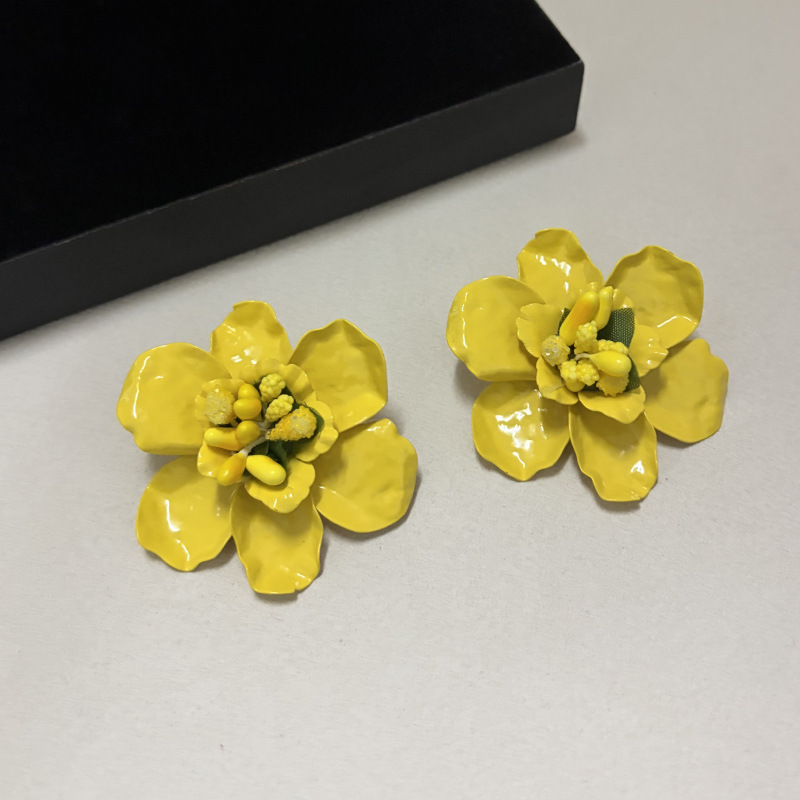 TRENDING DAISY DROP EARRINGS – VIRAL AESTHETIC - OWNCI TRENDING DAISY DROP EARRINGS – VIRAL AESTHETIC - OWNCI