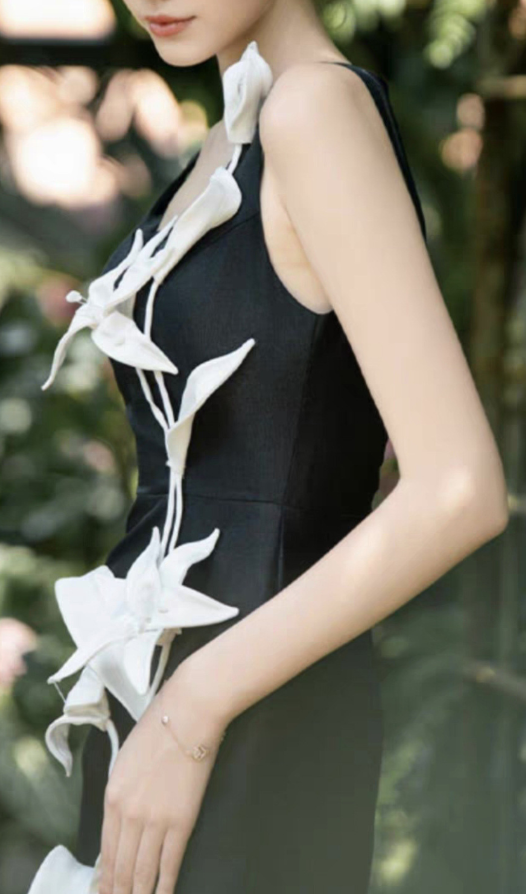 4913f41014136d91e9232b789d7c593d.png Fashionslee Women Chemed Black Flower Embellished Midi Dress