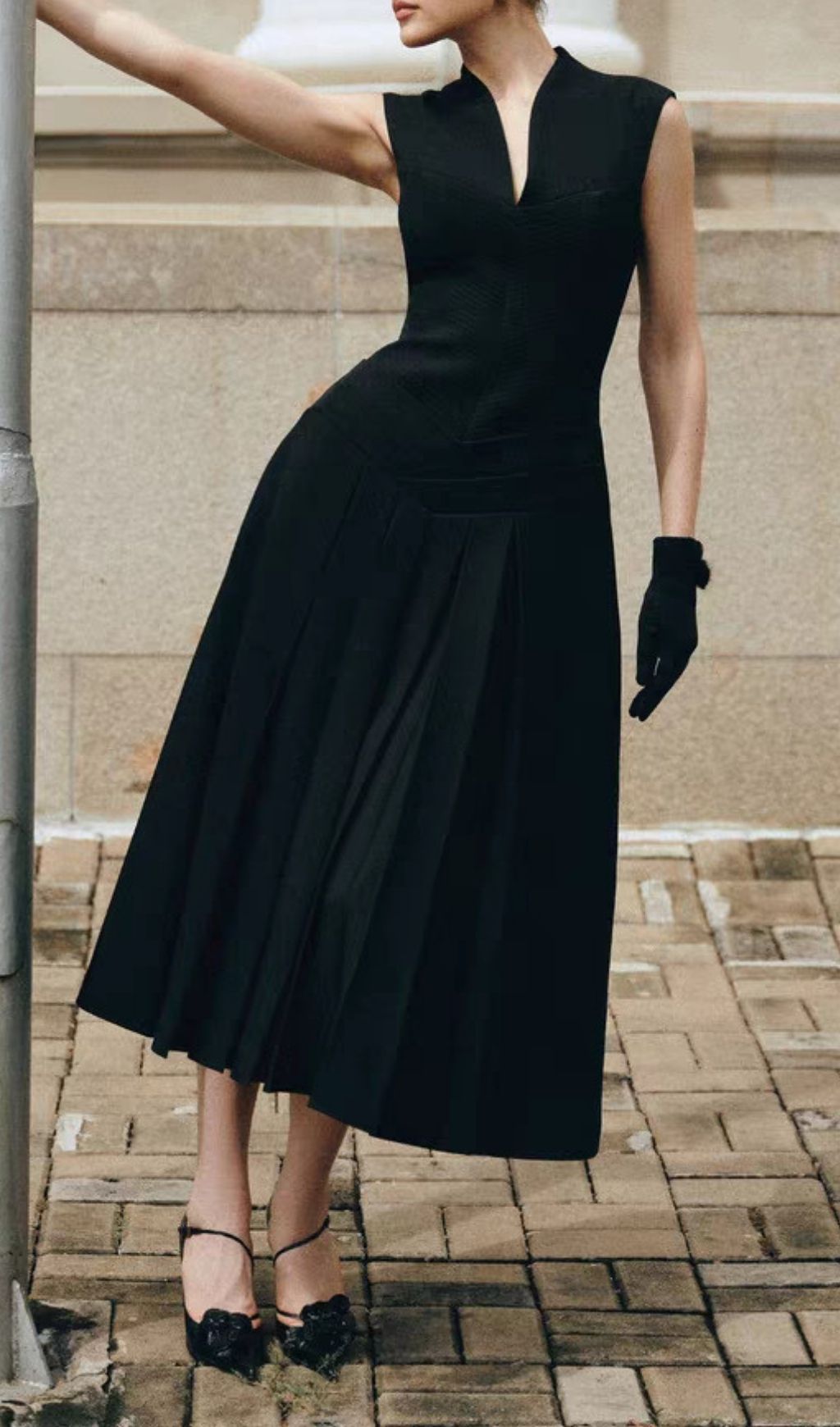 51da15ac01907c9ca20bdd3c20e99e15.jpg Fashionslee Women Kelsie Black V-Neck Sleeveless Midi Dress