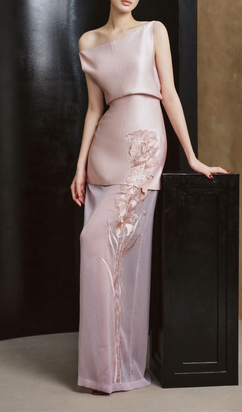 60fe2f44ec1916faa3590ead0e025954.jpg Fashionslee Women Kerlisha Sleeveless Flower Embroidery Maxi Dress