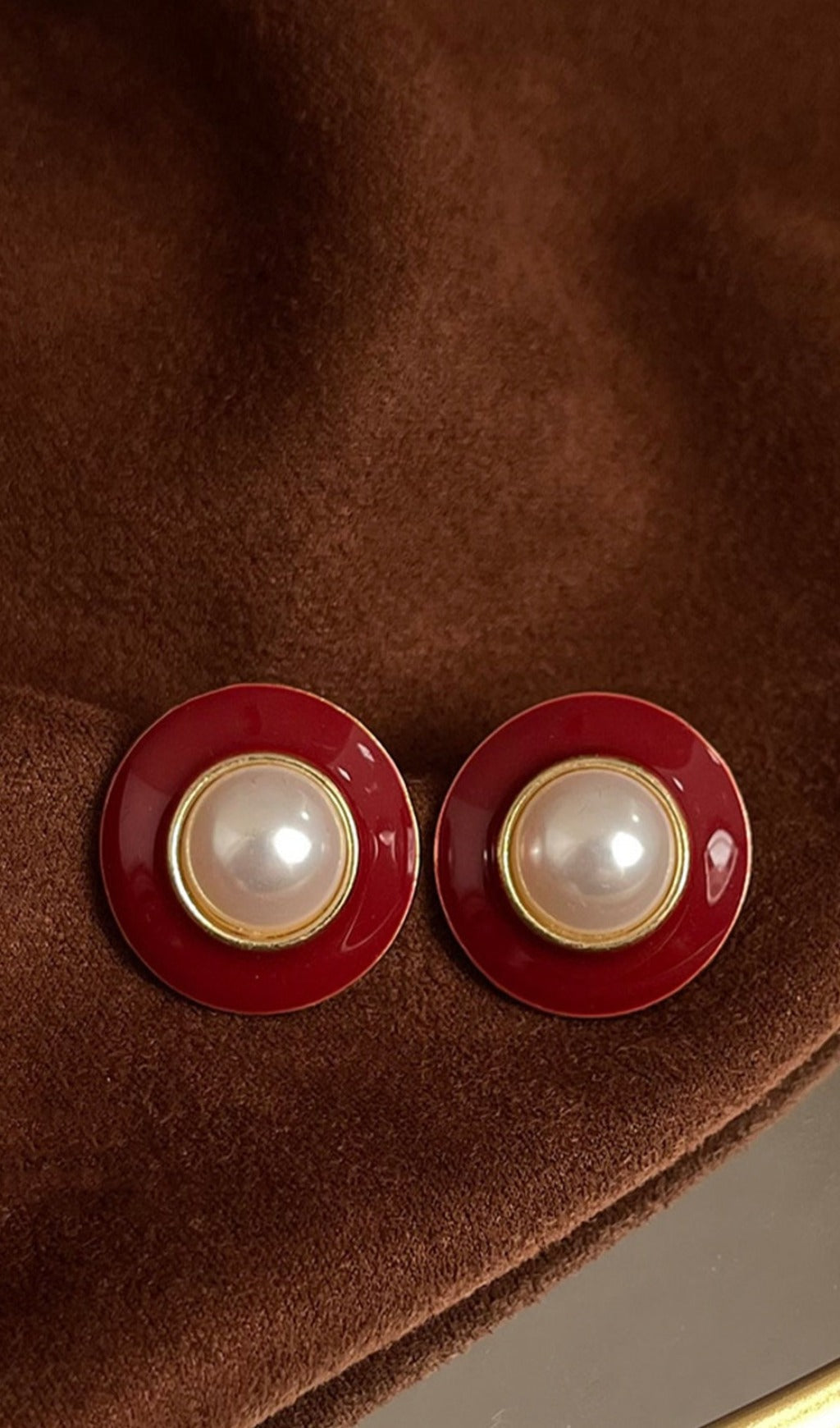 63f0369b136134685712443e9eb71d37.jpeg Fashionslee Women Adelheid Round Pearl Enamel Earrings