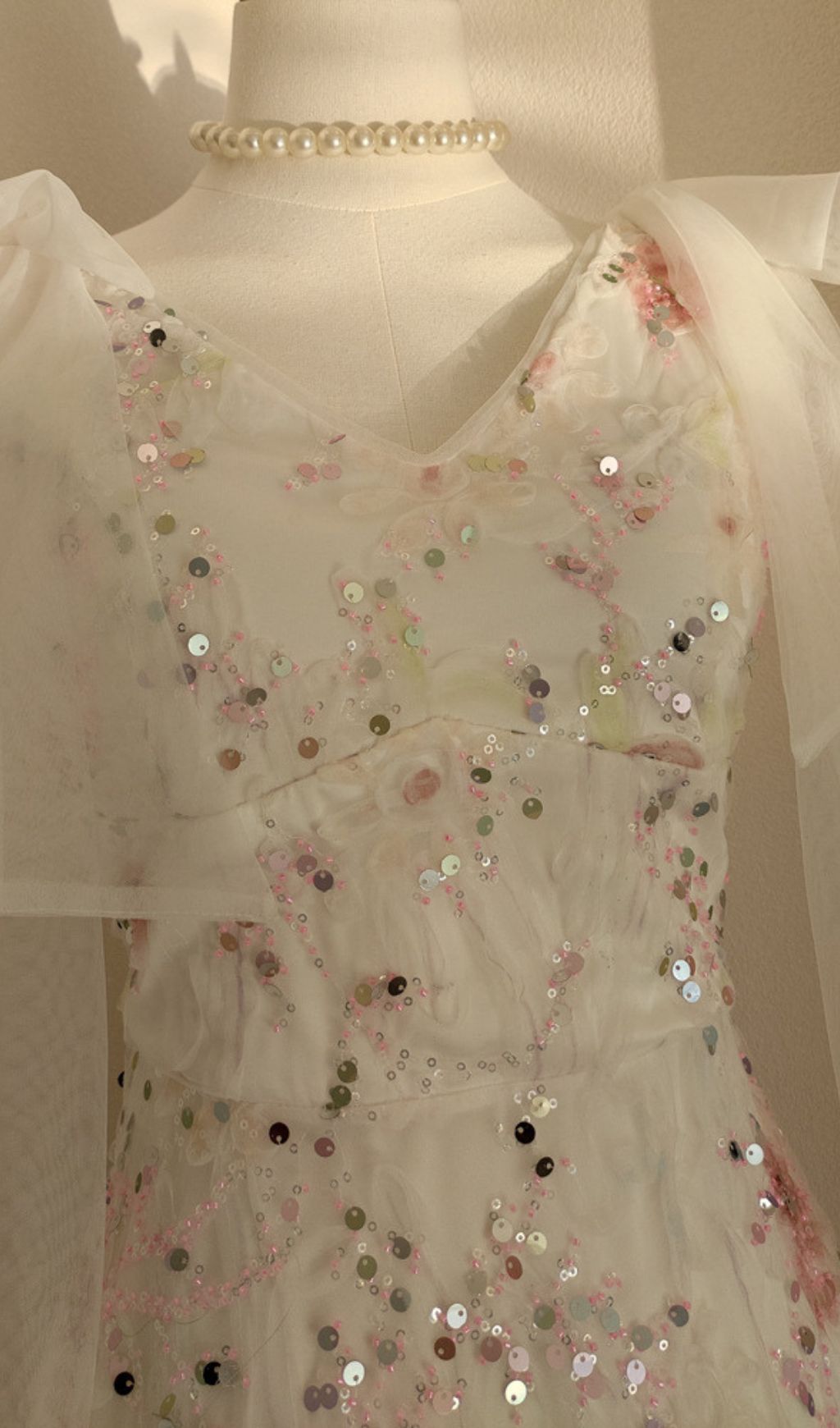 73bff30b569b2db61b0450988fc0e6d5.jpg Fashionslee Women Felda V-Neck Flower Sequin Midi Dress