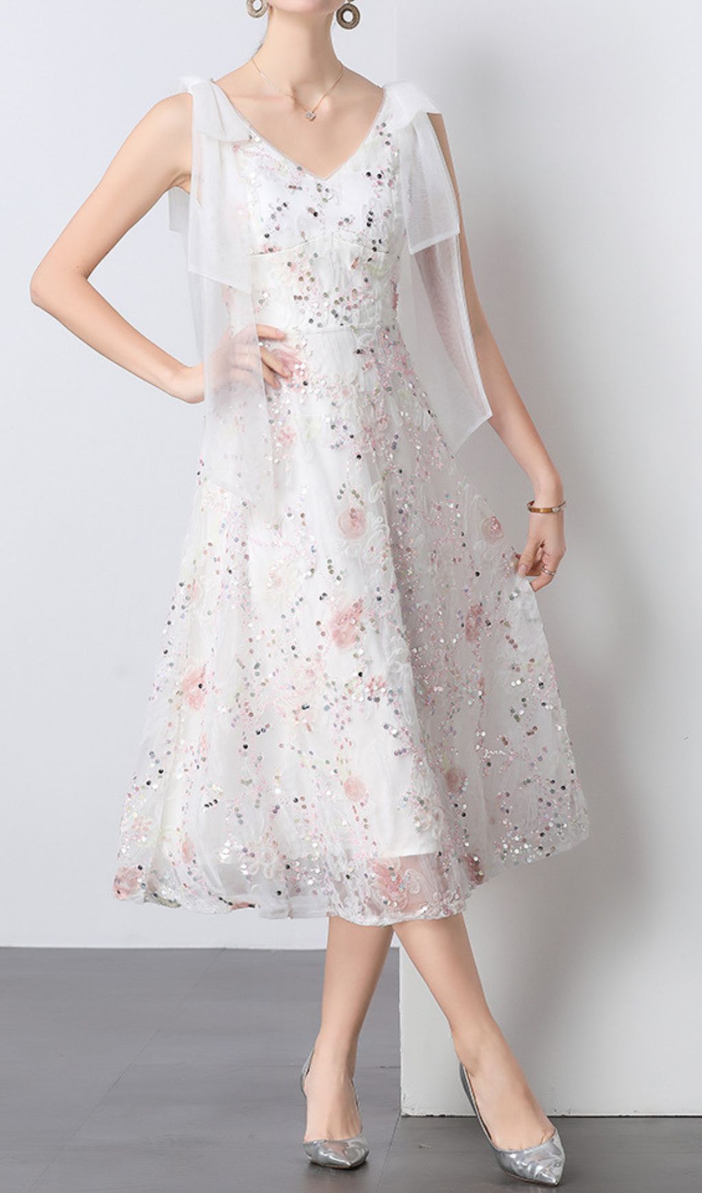 74d32ef72bca76cdb54a2b9b83fe40aa.jpg Fashionslee Women Felda V-Neck Flower Sequin Midi Dress