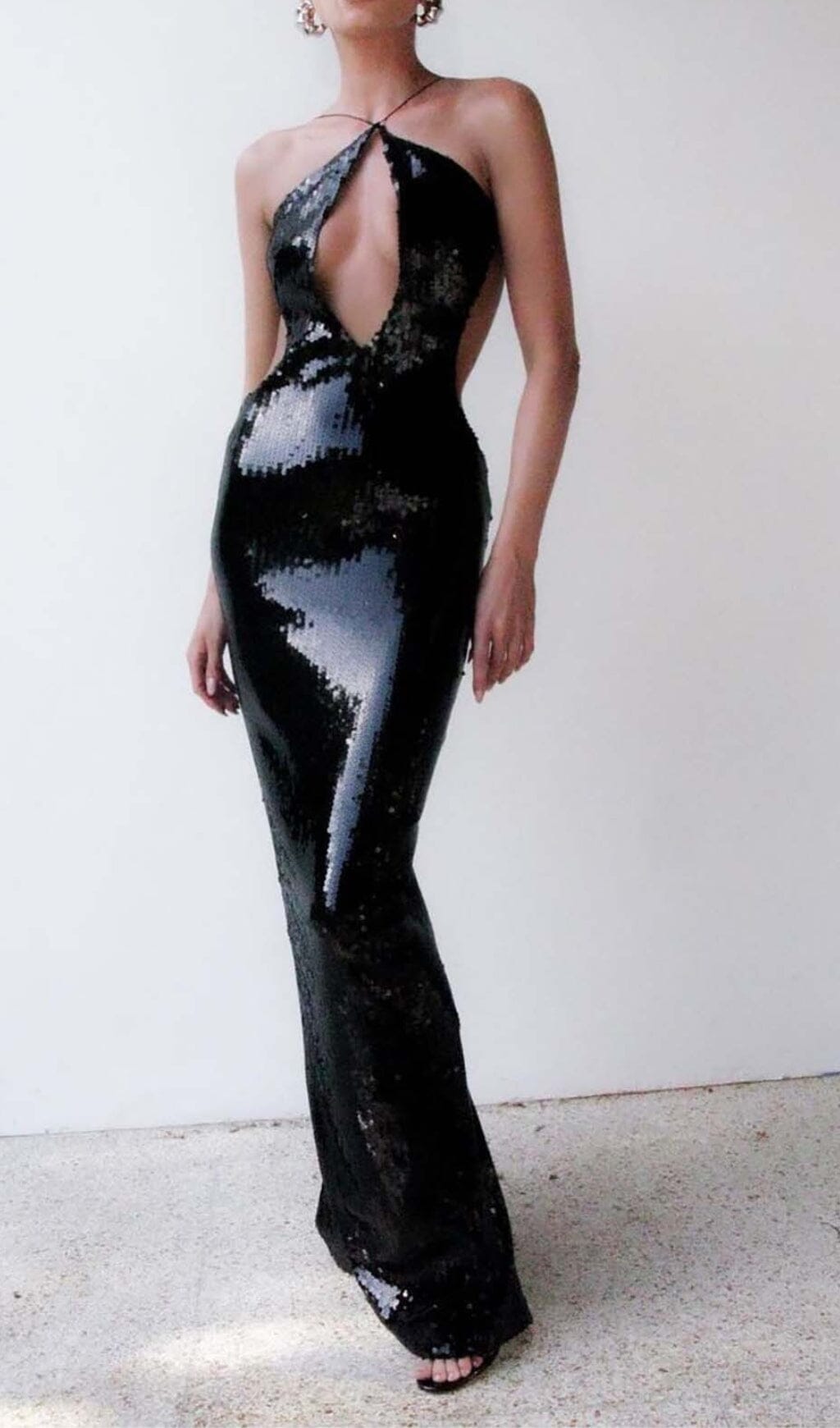 7842773662640e7d6e791d20aa95e88d.jpeg Fashionslee Women Front Cutout Backless Maxi Dress In Black
