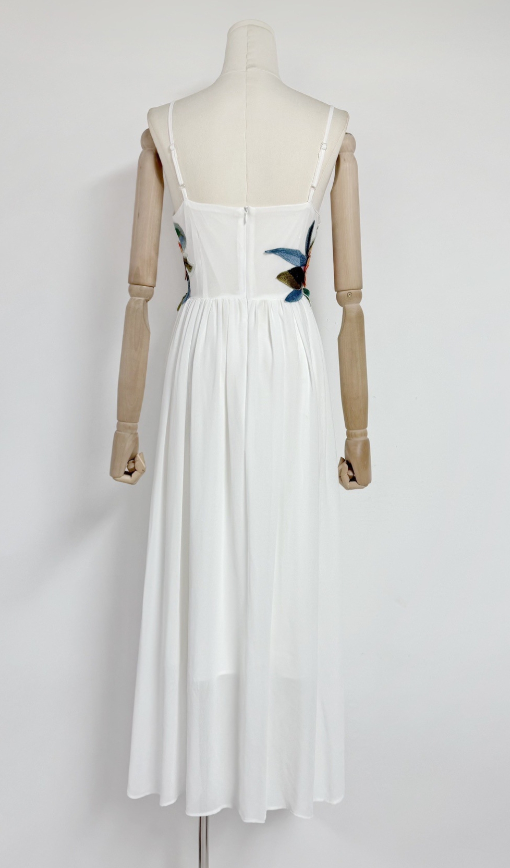 7ff1559ba19bc26326869b6c2166141c.jpg Fashionslee Women Emanuele White Flower Embroidery Maxi Dress