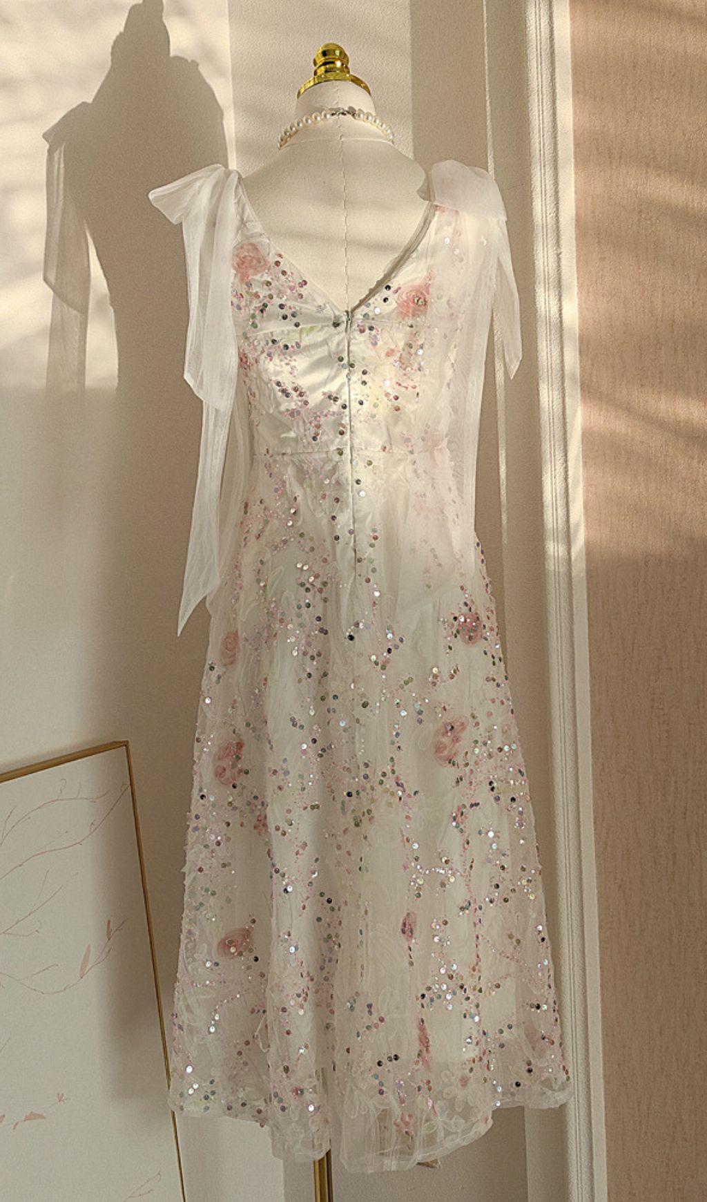 845db55fc1e836d22778d6736a6bafd4.jpg Fashionslee Women Felda V-Neck Flower Sequin Midi Dress