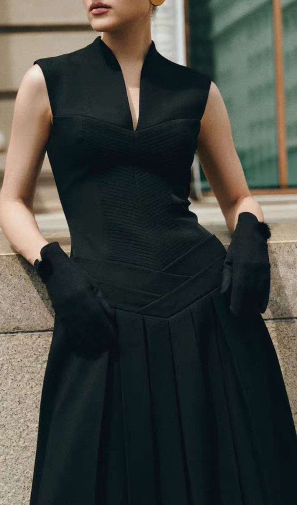 92d23b4c682696f3aec3686af692a36f.jpg Fashionslee Women Kelsie Black V-Neck Sleeveless Midi Dress
