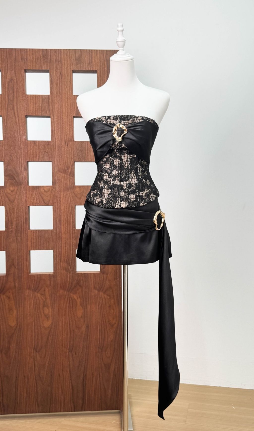 Fashionslee Women Alviva Strapless Embroidered Skirt Set