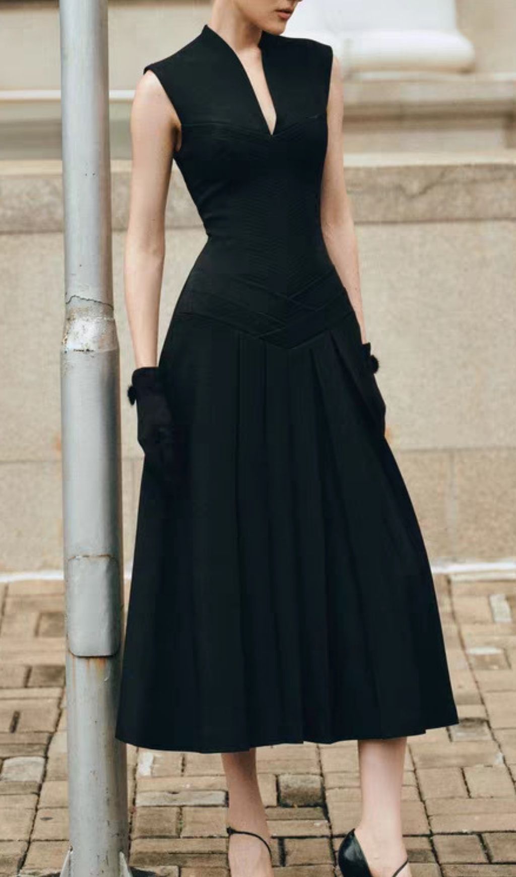 Fashionslee Women Kelsie Black V-Neck Sleeveless Midi Dress