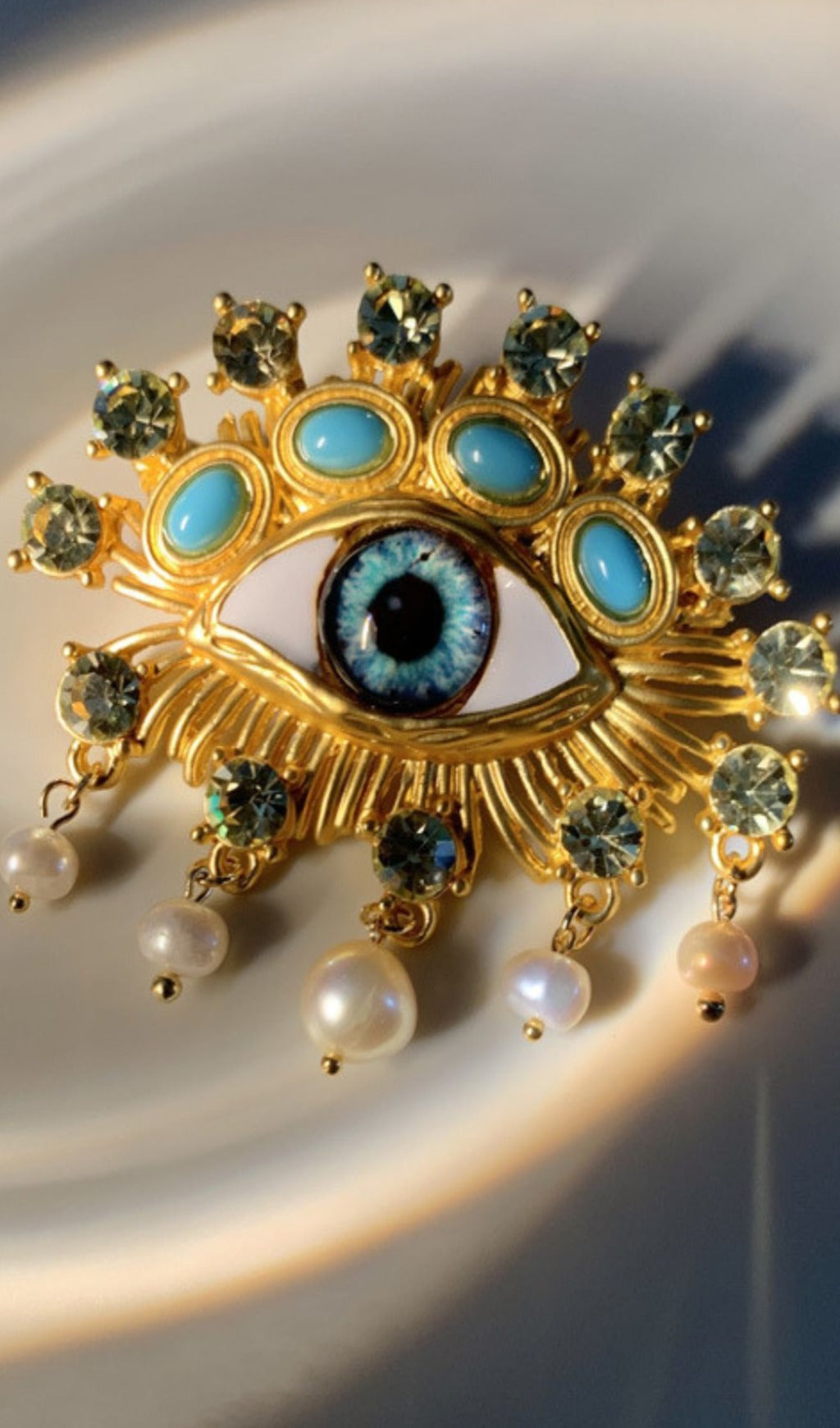 Fashionslee Women Pearl Embellihsed Eye Brooch
