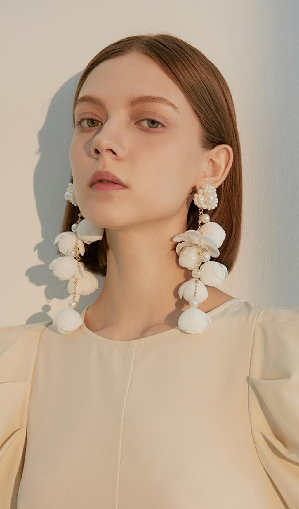 a1351e9afa9fb1247f94d2a79d4ca211.jpeg Fashionslee Women Alejandra White Pearl Flower Earrings