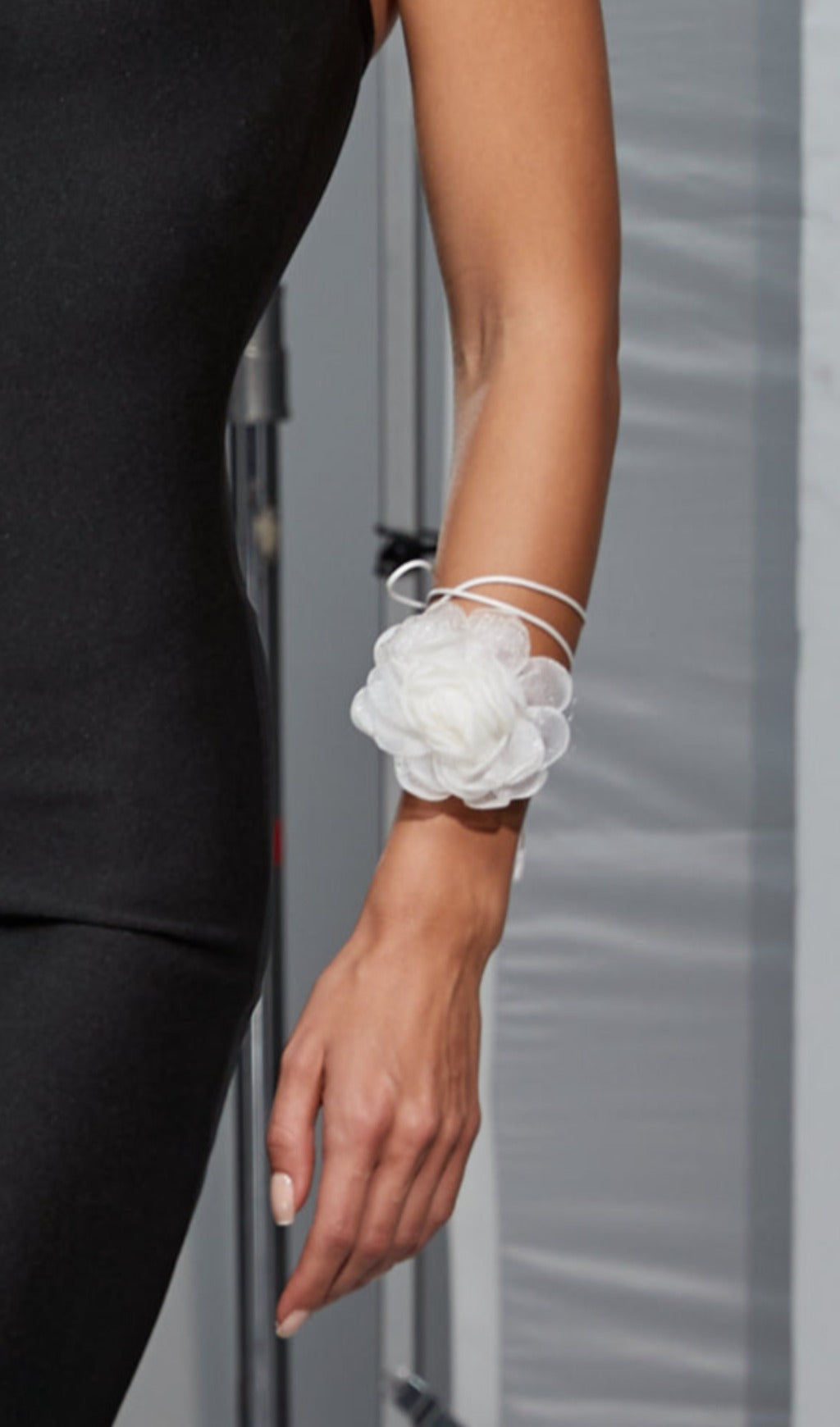Fashionslee Women White Flower Mesh Choker