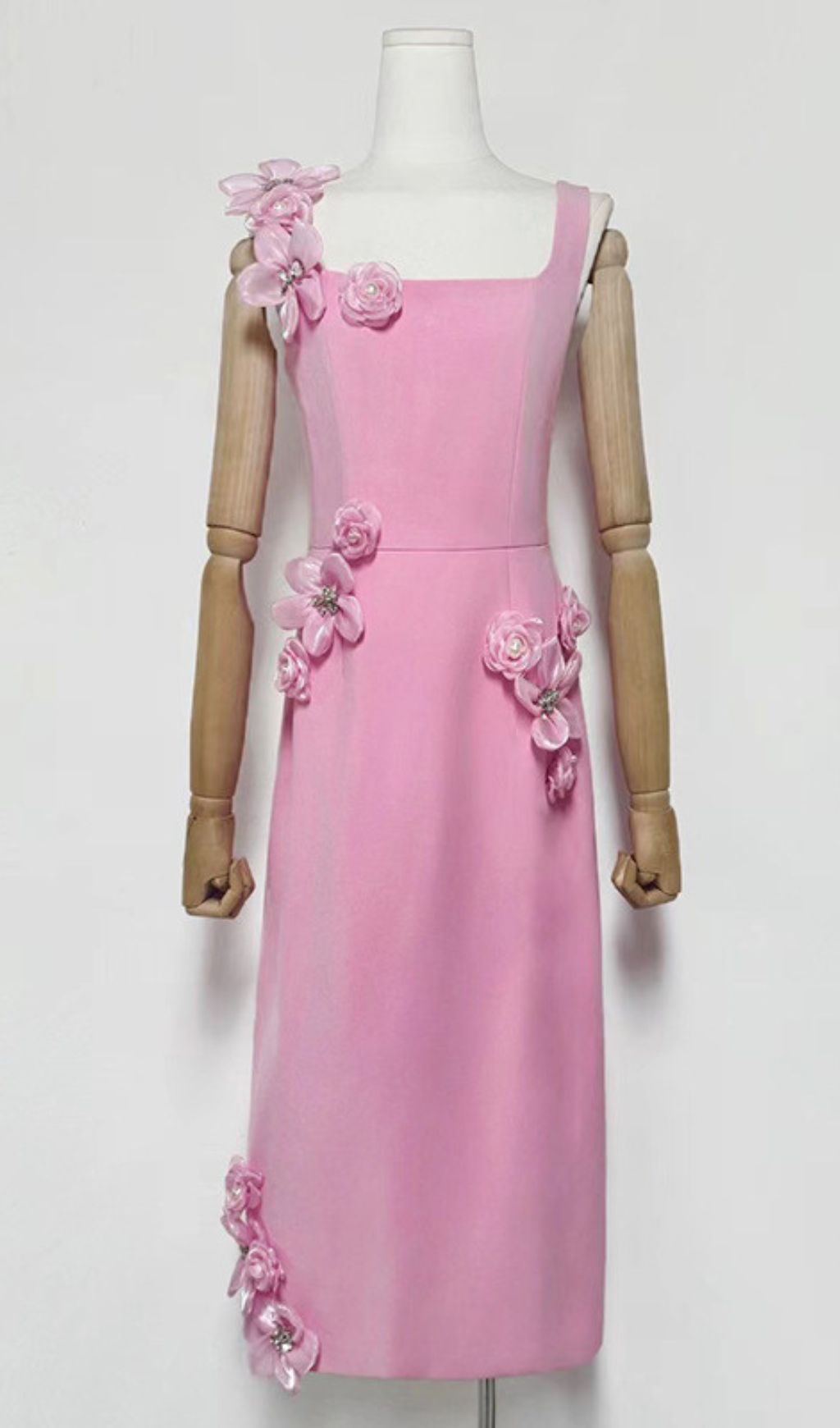 bbcc4ee81f8b09e9108414bb78640ea9.jpg Fashionslee Women Harper Pink Flower Embellished Midi Dress