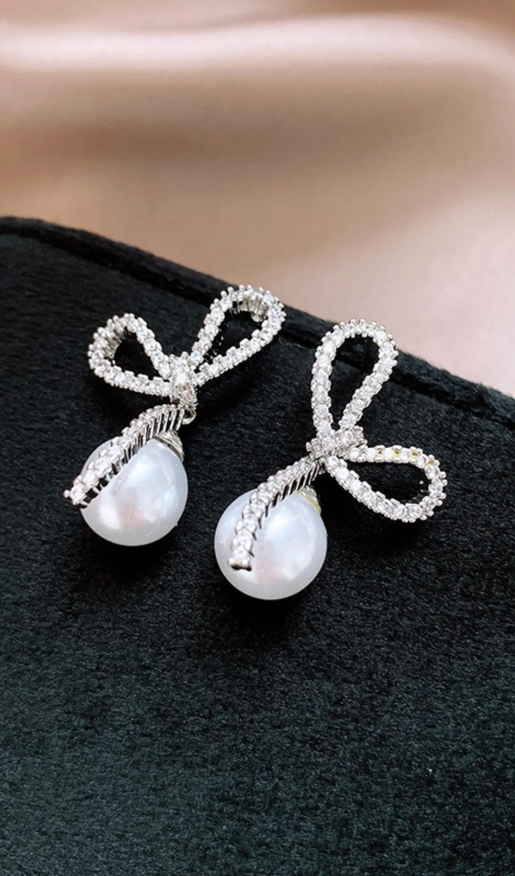 TRENDING PEARL DROP EARRINGS – VIRAL WEDDING AESTHETIC - OWNCI TRENDING PEARL DROP EARRINGS – VIRAL WEDDING AESTHETIC - OWNCI