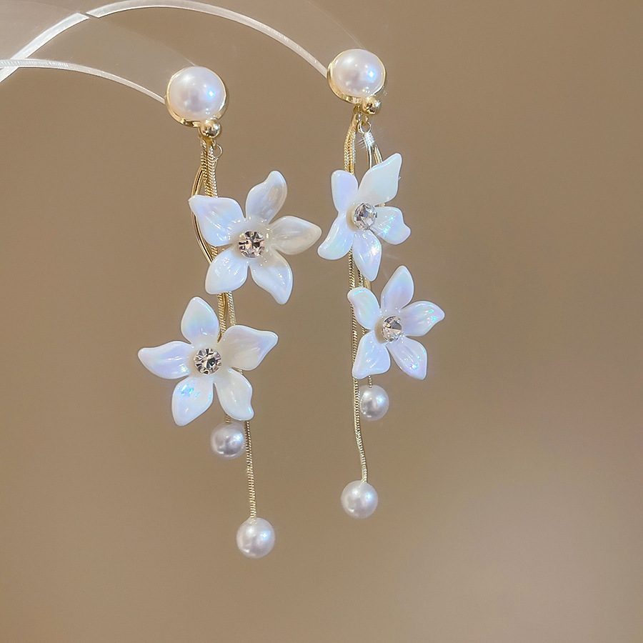 d3fe2876c5eb977746594710ac3d2723.jpg Fashionslee Women Giichi White Flower Earrings