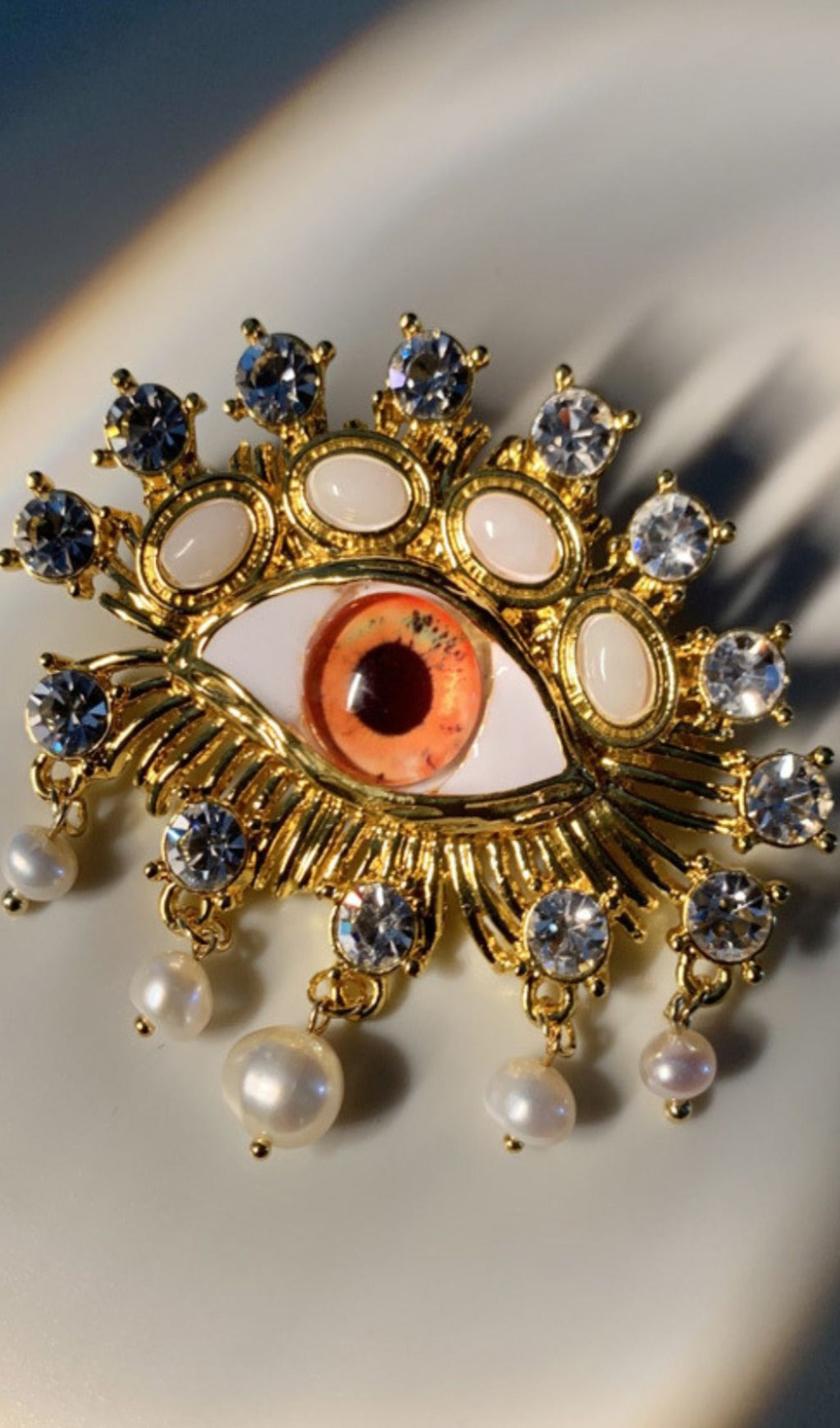 Fashionslee Women Pearl Embellihsed Eye Brooch