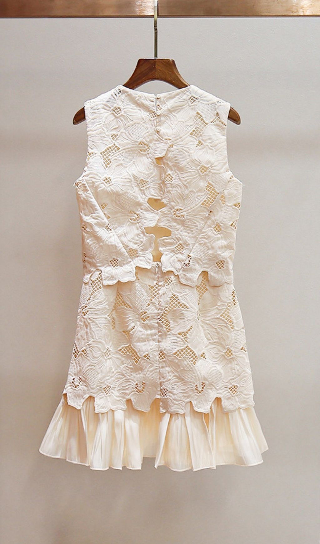 e63a8a05465bc73e408ae44c68c54ff7.jpg Fashionslee Women Johanna Short Guipure Dress