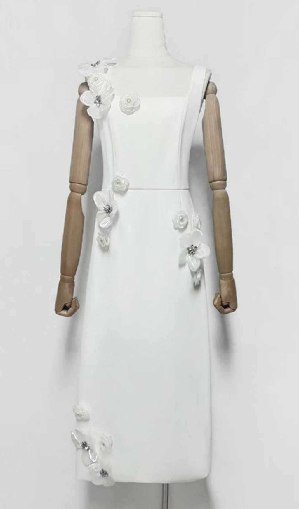 e68349ccc6a014e1356d79806026ec9a.jpg Fashionslee Women Harper White Flower Embellished Midi Dress