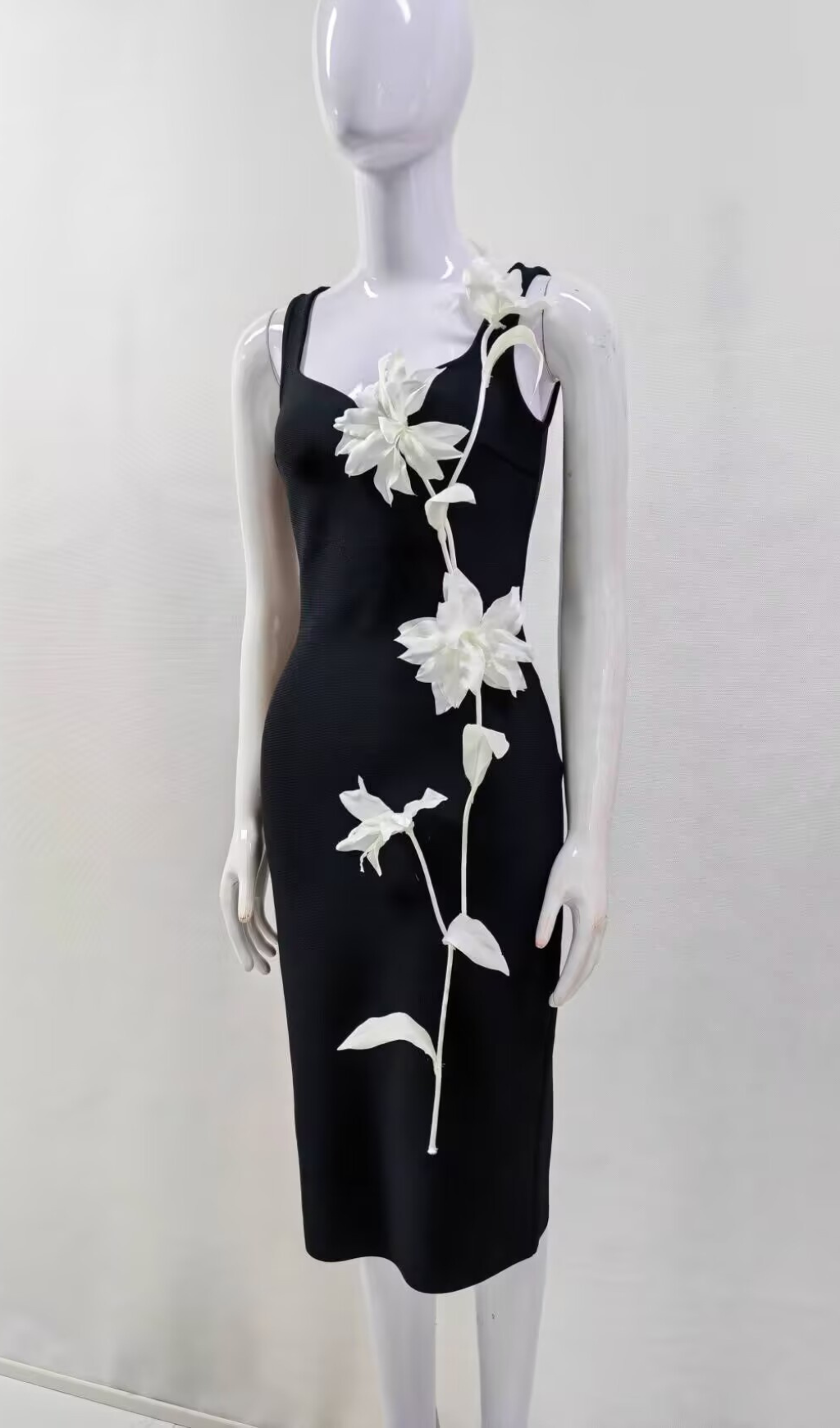 ee527b0a81a0f0c7f0f8fe761f630402.png Fashionslee Women Chemed Black Flower Embellished Midi Dress