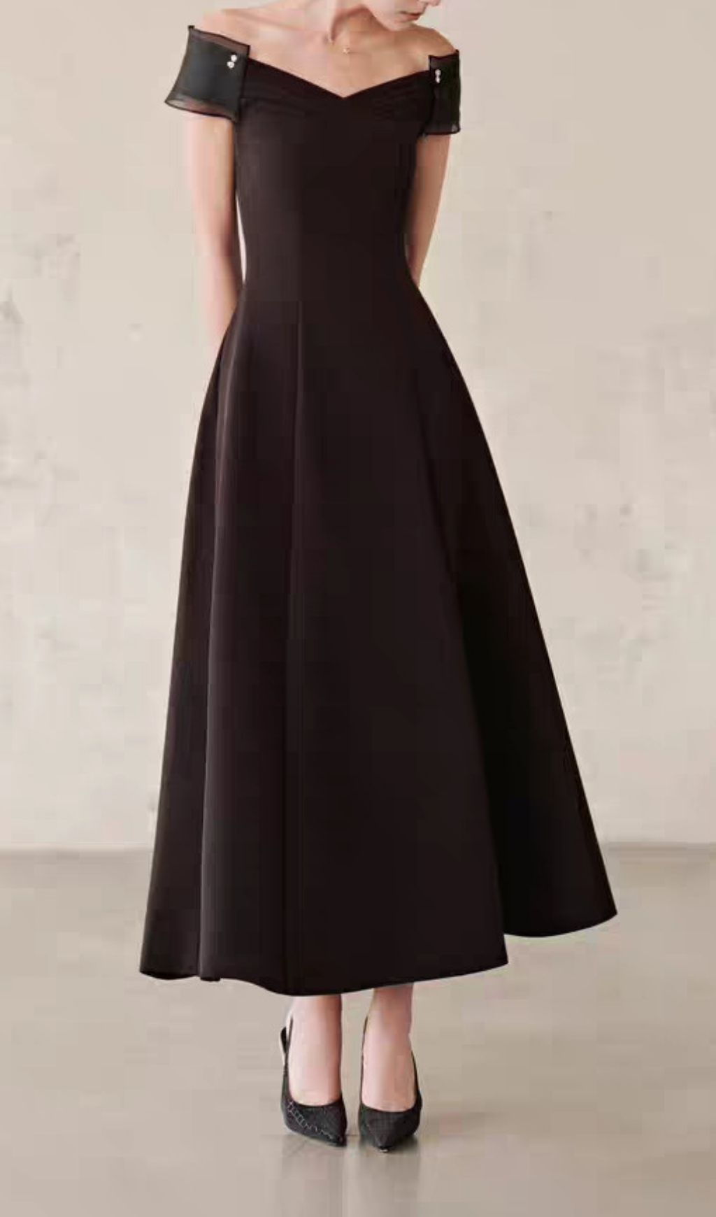 Fashionslee Women Kinu Black Off-Shoulder Maxi Dress