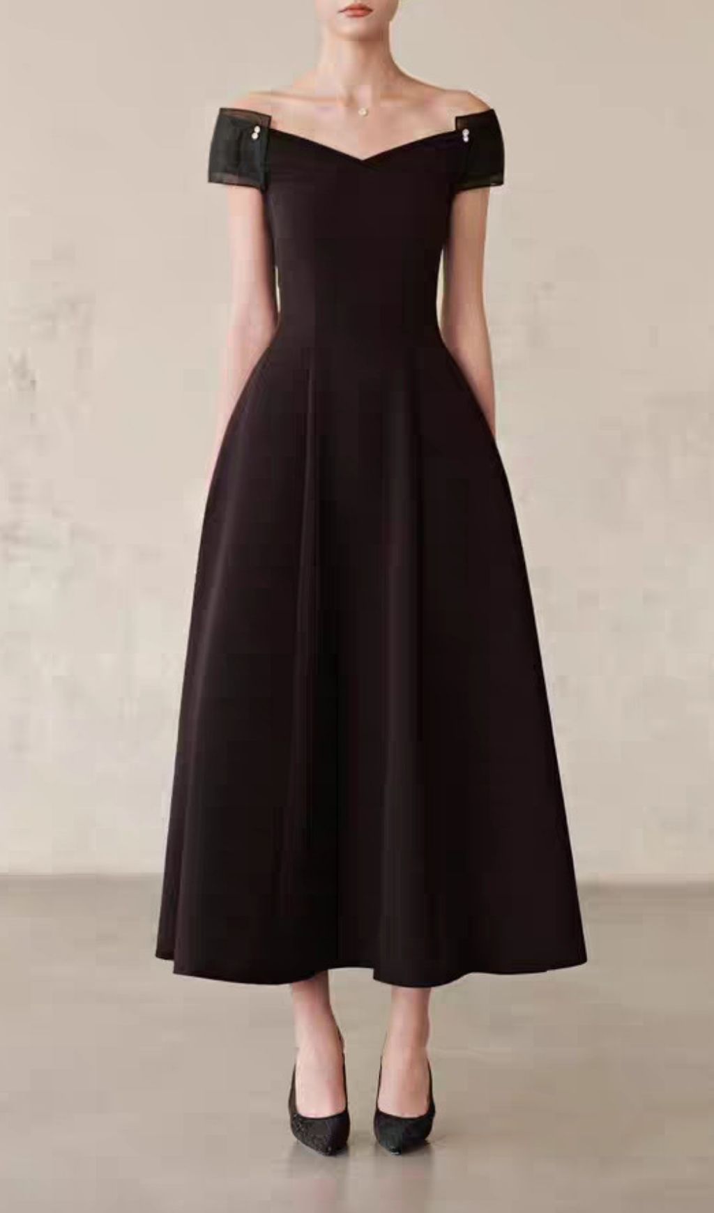 Fashionslee Women Kinu Black Off-Shoulder Maxi Dress