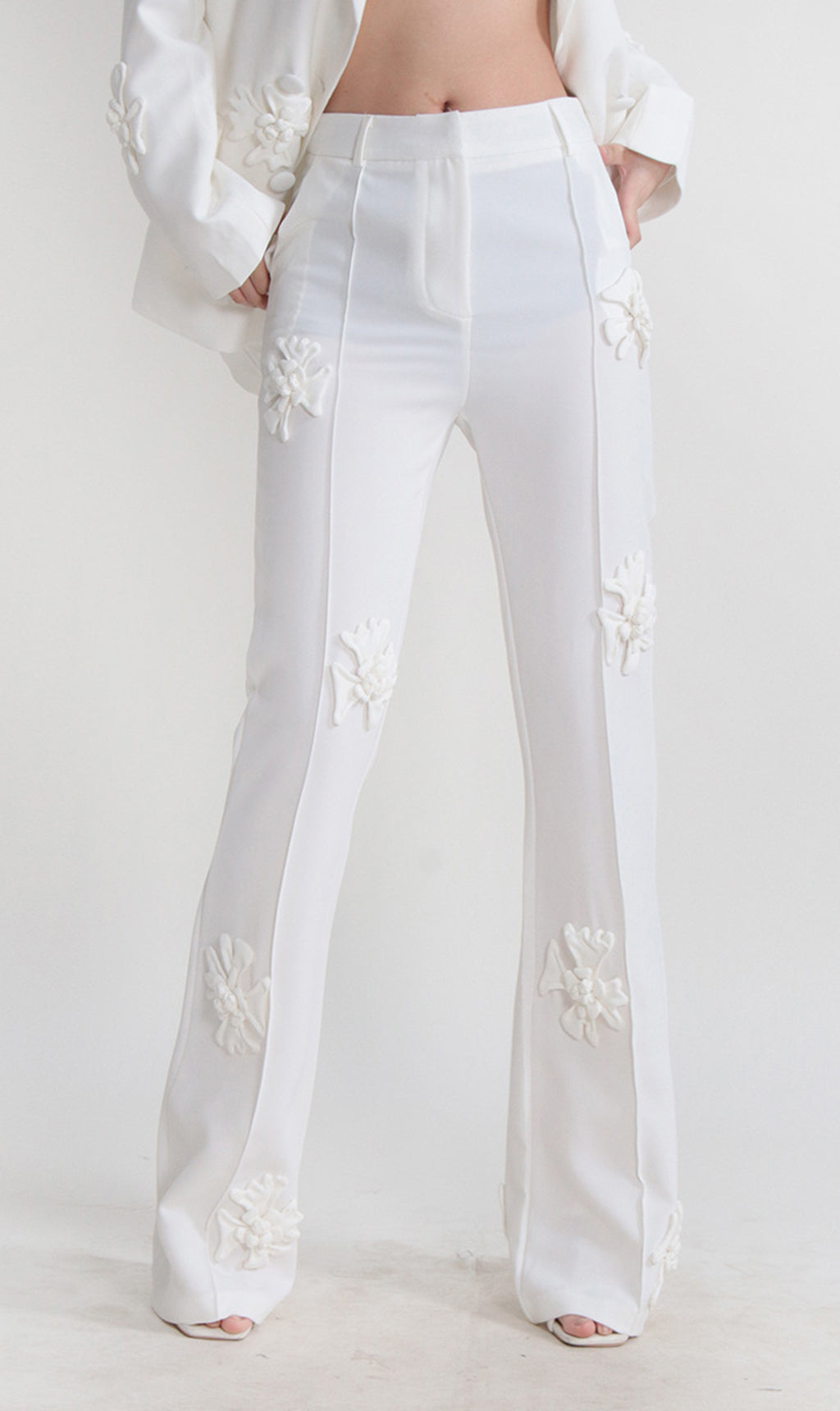 Fashionslee Women Acedia White Stereo Flower Mid-Rise Pants