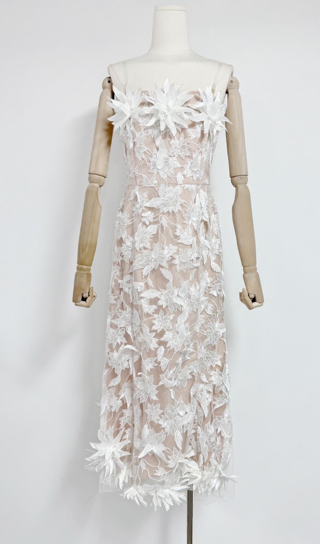f2fe1b925712a07501adb7a159c4fb25.jpg Fashionslee Women Derya White Strapless Flower Midi Dress