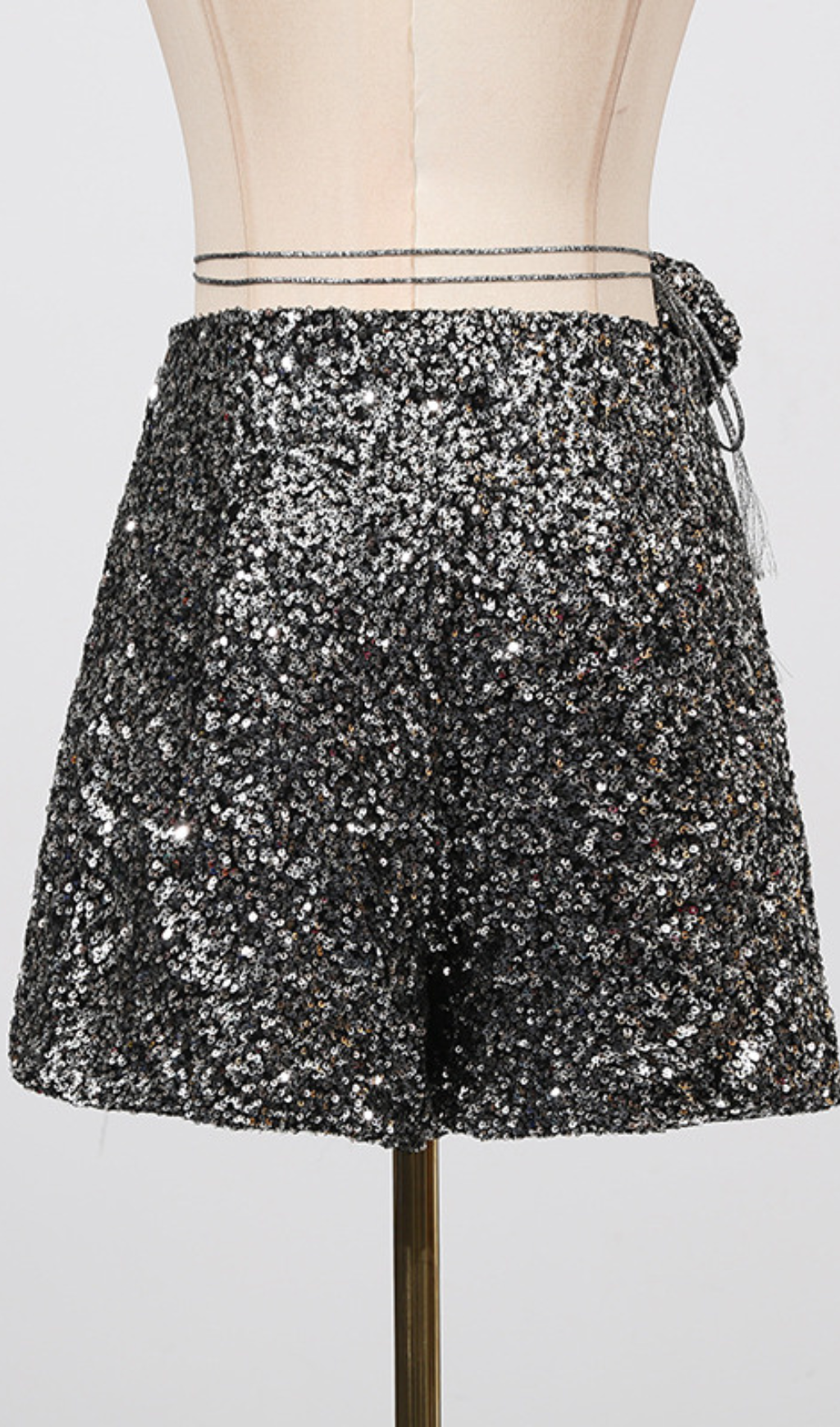 f5d0d05f68d81912611b706741159a68.png Fashionslee Women Ginata Sequin Flower Shorts