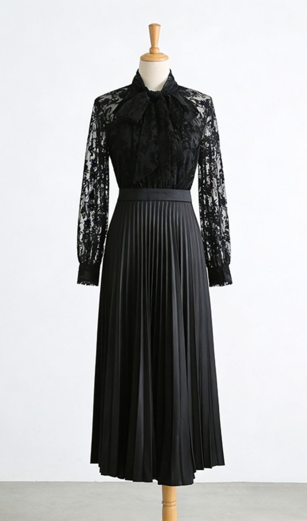 Fashionslee Women Kandy Black Long Sleeve Lace Pleated Midi Dress