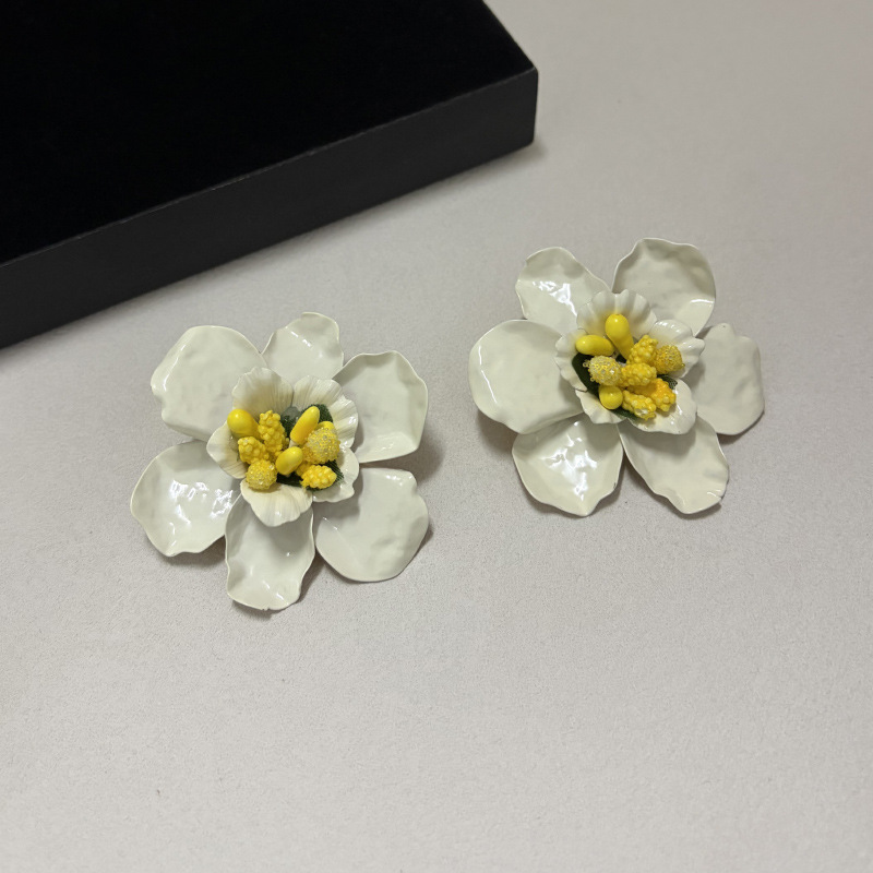 TRENDING DAISY DROP EARRINGS – VIRAL AESTHETIC - OWNCI TRENDING DAISY DROP EARRINGS – VIRAL AESTHETIC - OWNCI