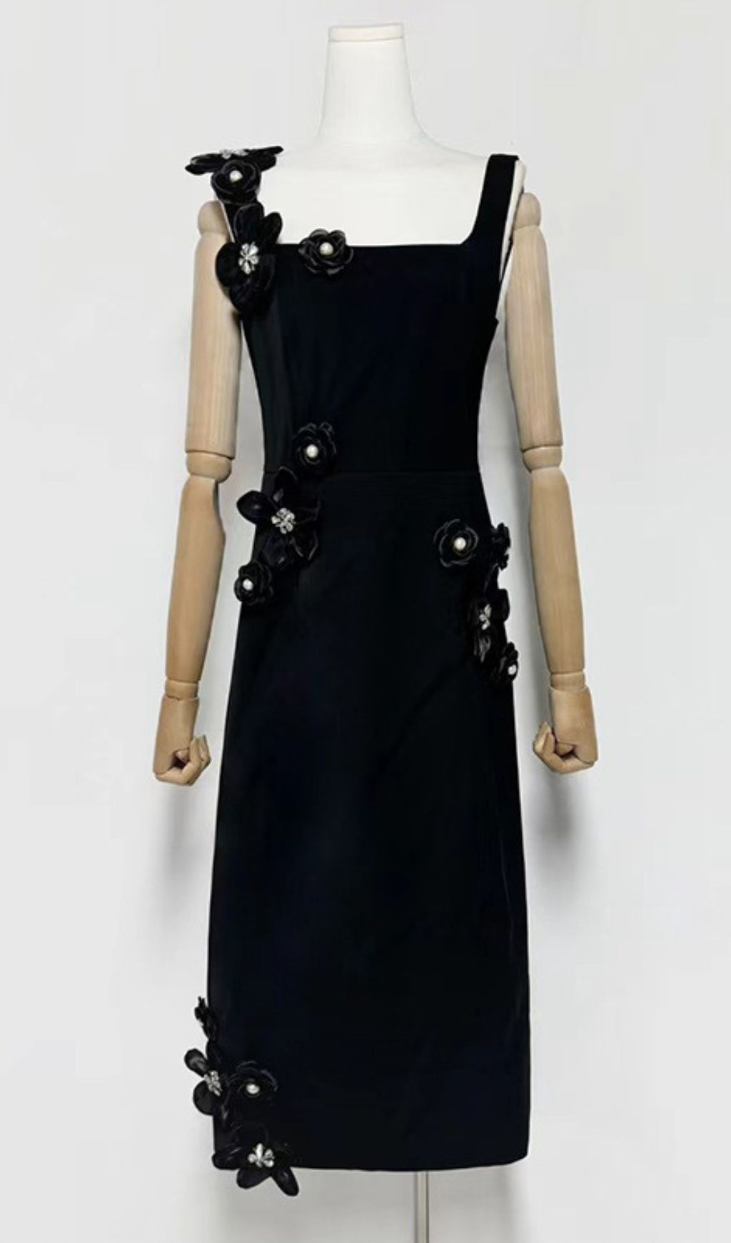 ffbfd6f38b99a48653f6cfcf352be135.jpg Fashionslee Women Harper Black Flower Embellished Midi Dress