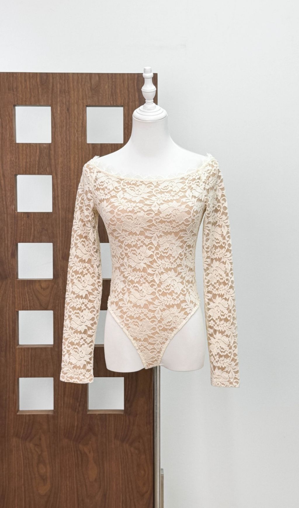 1cc6b3f186012f000cf4864f36974996.jpg Fashionslee Women Anchiroe Off Shoulder Lace Bodysuit