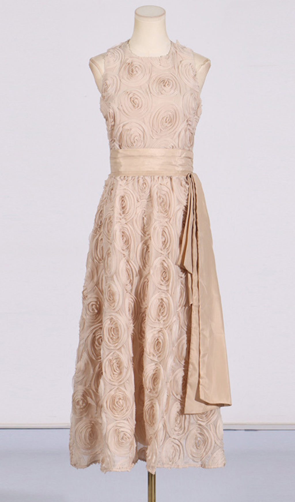 399d0cfaf1ec65751fb2efce8aefb3ef.jpeg Fashionslee Women Blanche Sleeveless Flower Midi Dress