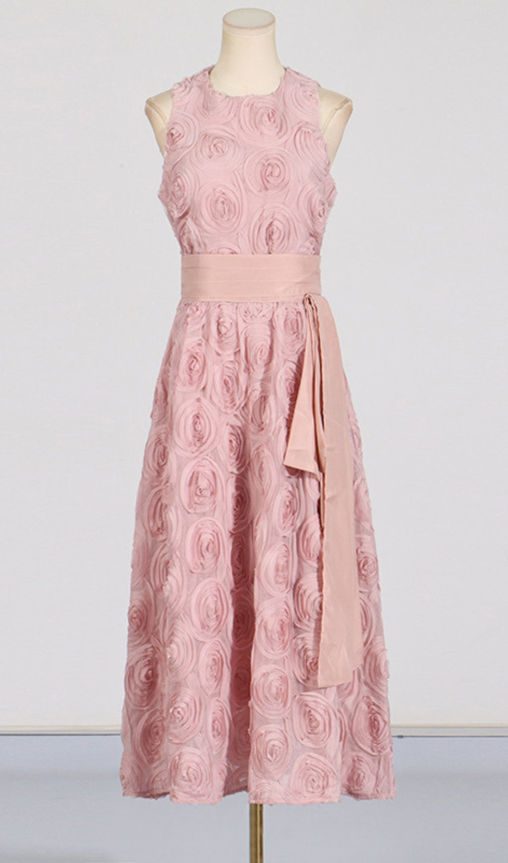 6f5b50bfd0d60fc31c66fee4f60ec4c3.jpeg Fashionslee Women Blanche Sleeveless Flower Midi Dress