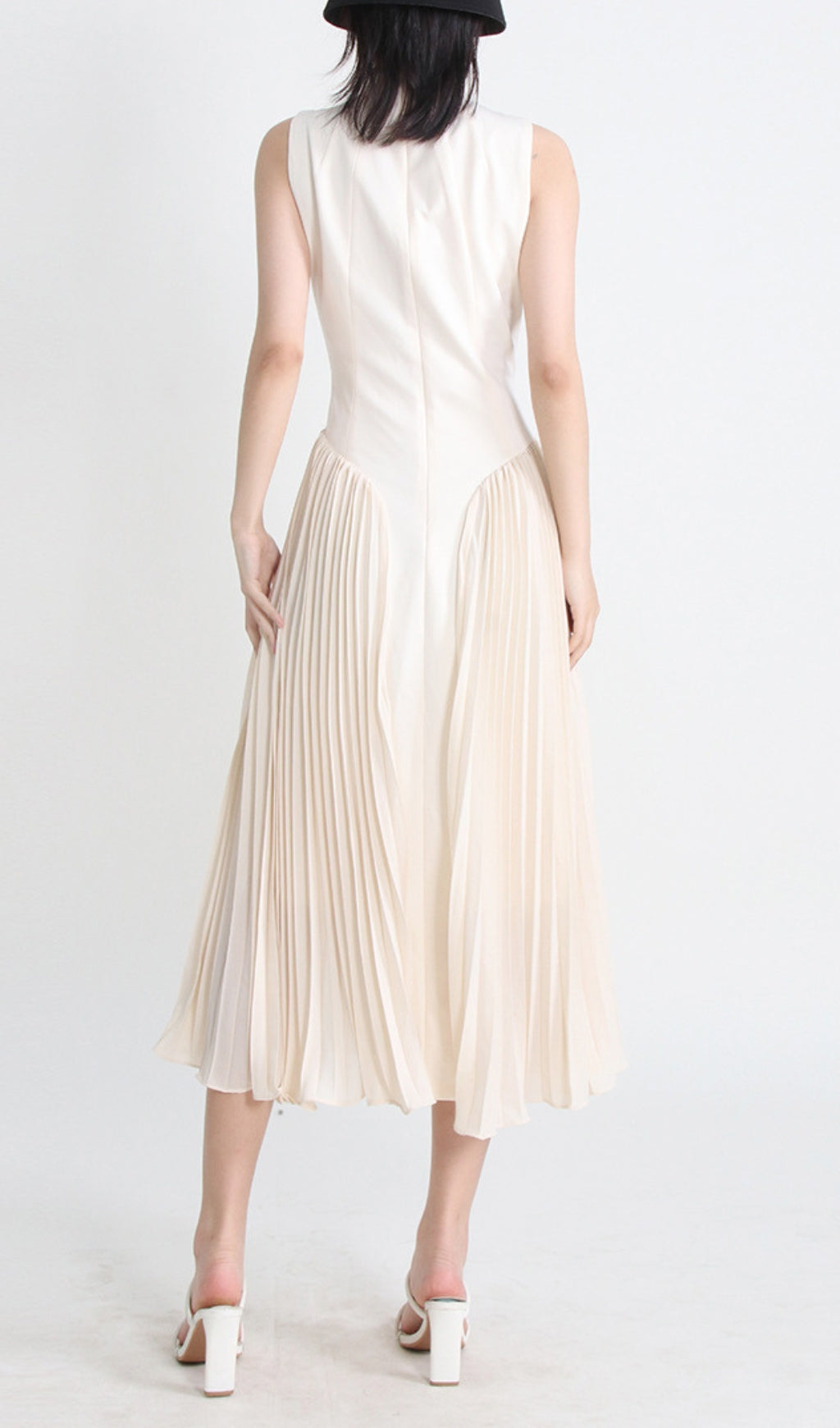 Fashionslee Women Aulelei Sleeveless Pleated Midi Dress