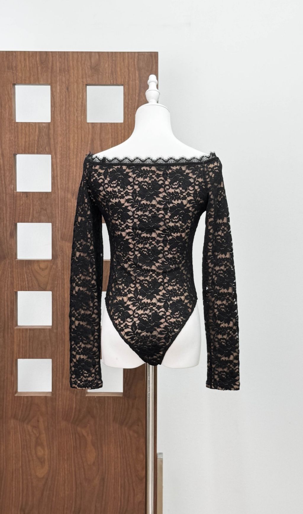 a6a0041e8230fcecda8ac85b2e9877d0.jpg Fashionslee Women Anchiroe Off Shoulder Lace Bodysuit