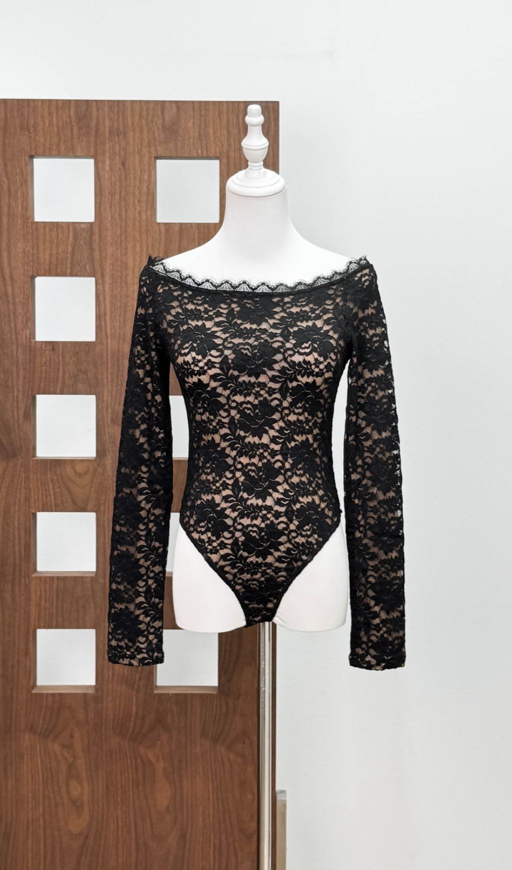 b2dc29512c91c1ef6f97de988e0f42d1.jpg Fashionslee Women Anchiroe Off Shoulder Lace Bodysuit