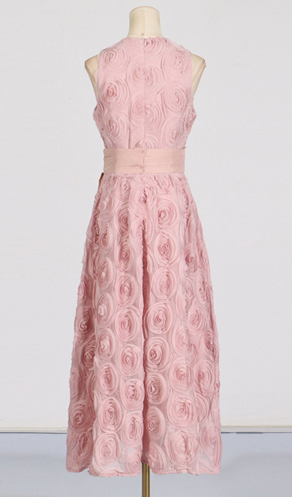bba36a5aa53089950a694cf799db616c.jpeg Fashionslee Women Blanche Sleeveless Flower Midi Dress