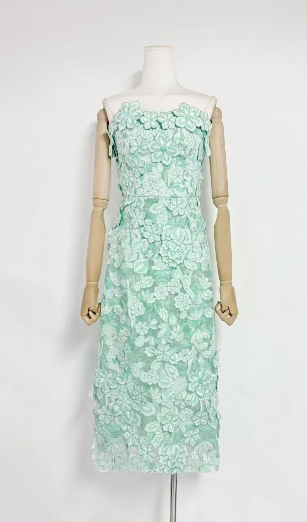 LARISSA GREEN STRAPLESS EMBROIDERY MIDI DRESS - OWNCI LARISSA GREEN STRAPLESS EMBROIDERY MIDI DRESS - OWNCI
