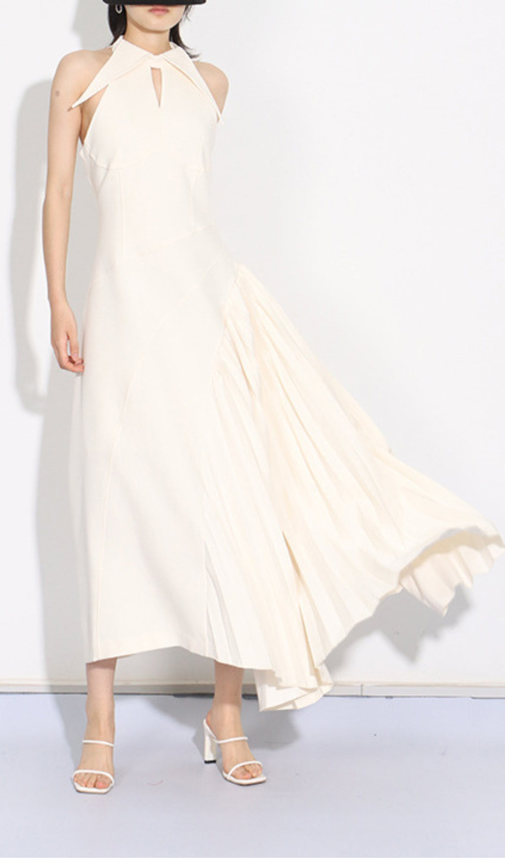 e26ffd6dd69f3c30ff6d796eec7ab8eb.jpeg Fashionslee Women Arazoa Halter Ruched Maxi Dress