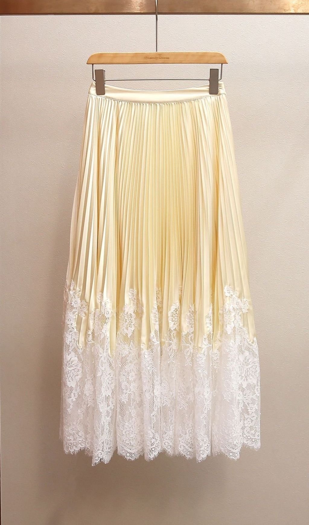 e54b57e11a46d9645656439e0bc6611f.jpg Fashionslee Women Leanna Yellow Lace Pleated Midi Skirt