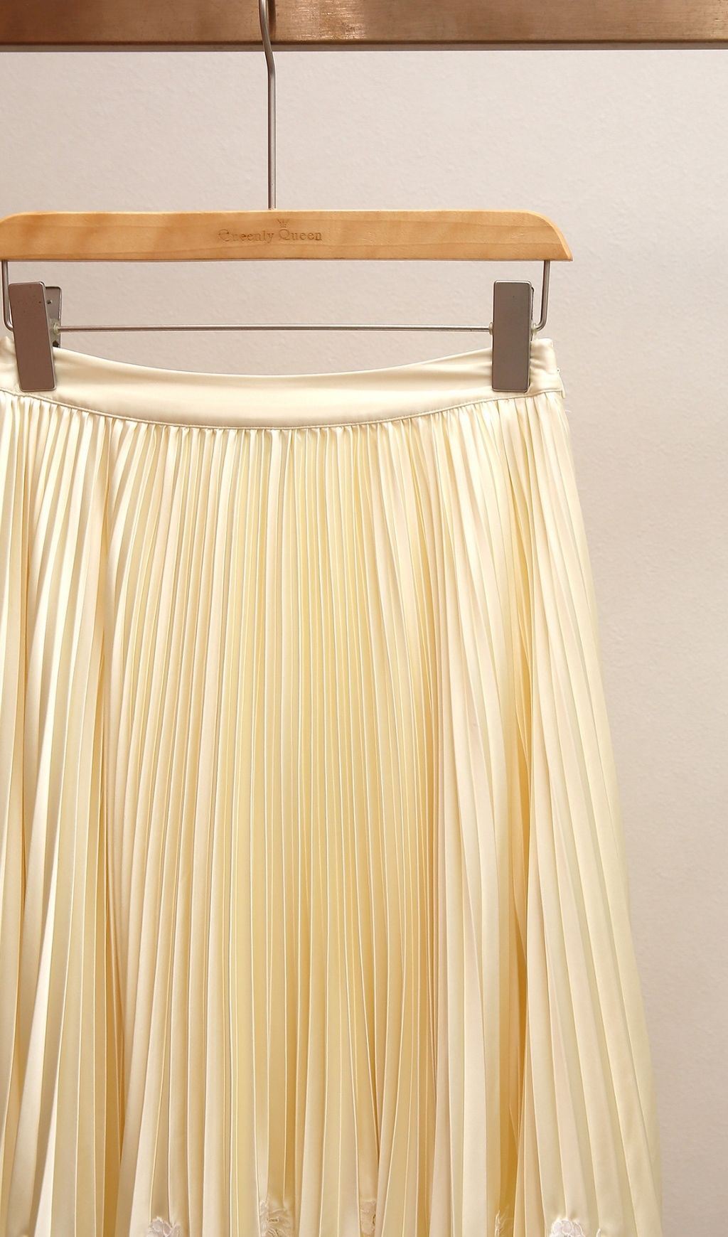 eb7a4afd1defc32bd863fefdd1295862.jpg Fashionslee Women Leanna Yellow Lace Pleated Midi Skirt