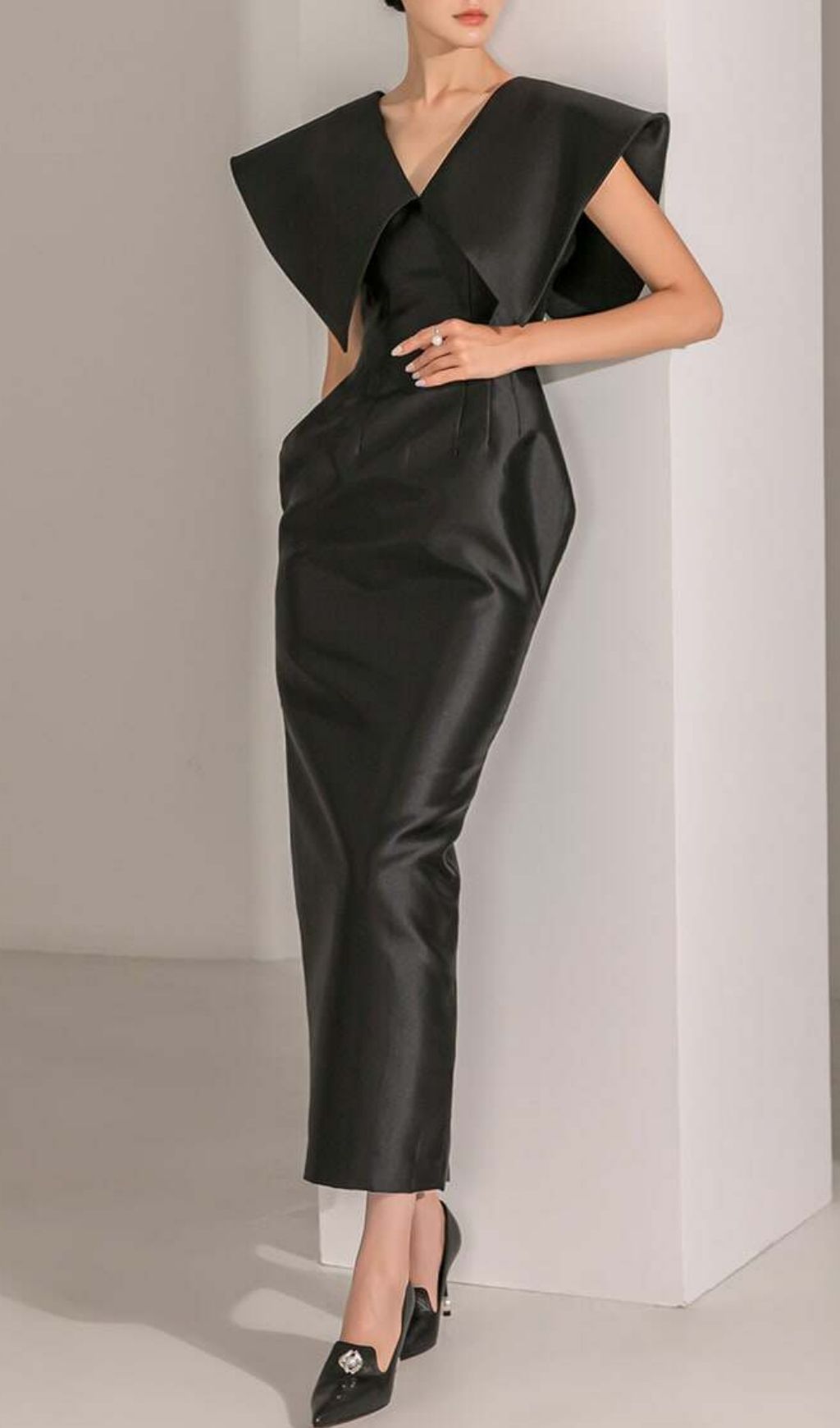 Fashionslee Women Liliha Black V-Neck Maxi Dress