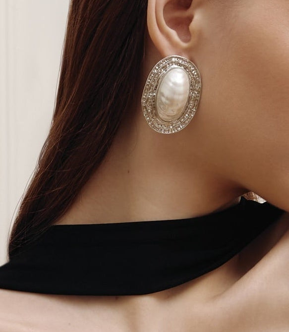 2679d982817d3d4928ab69b3176167d7 Vintage Textured Gold Oval Baroque Pearl Stud Earrings