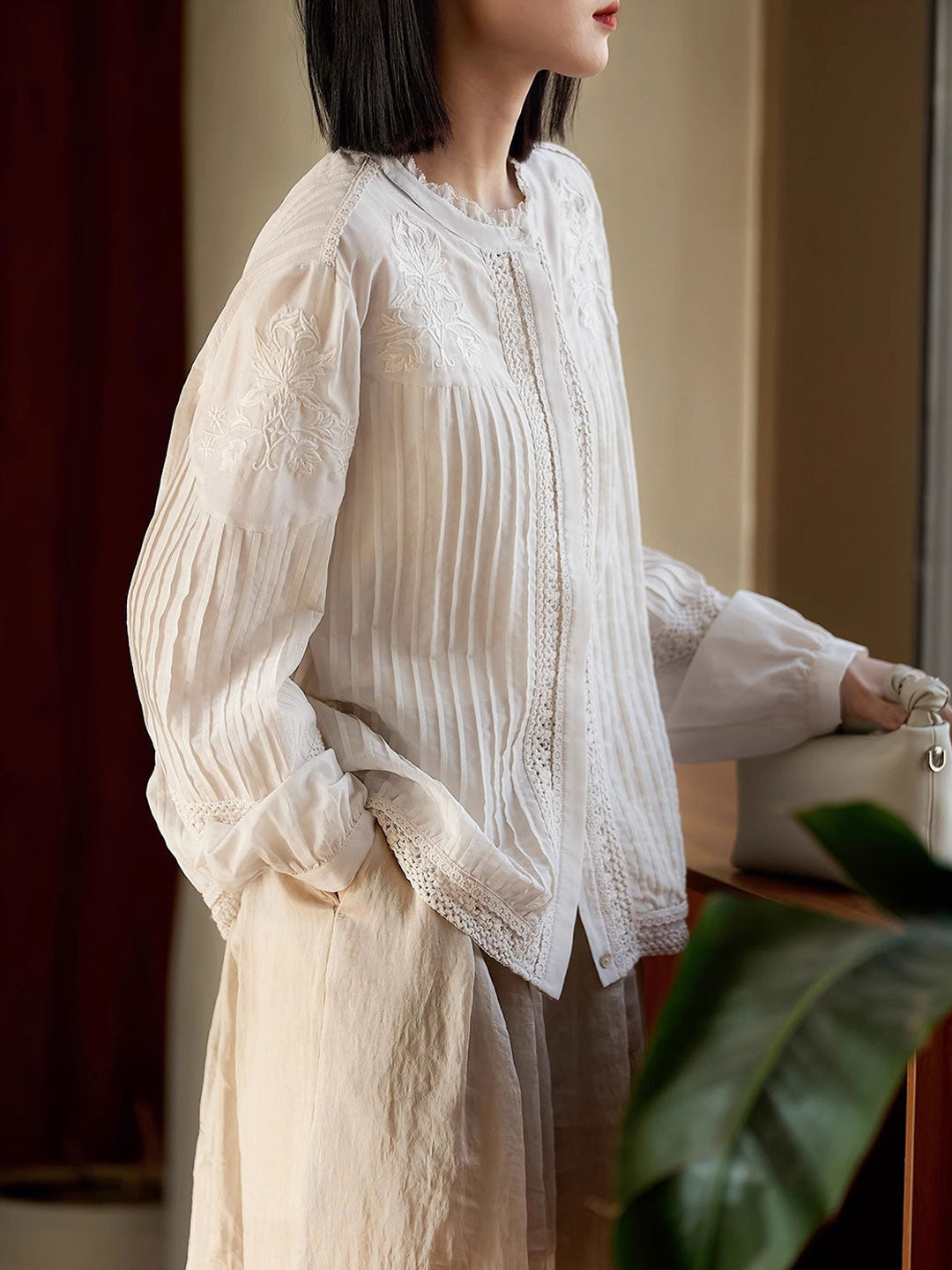 29981ce4a44ca06035fcb9501bd071e9 Claire Loose Auricular Puff Sleeve Embroidered Blouse