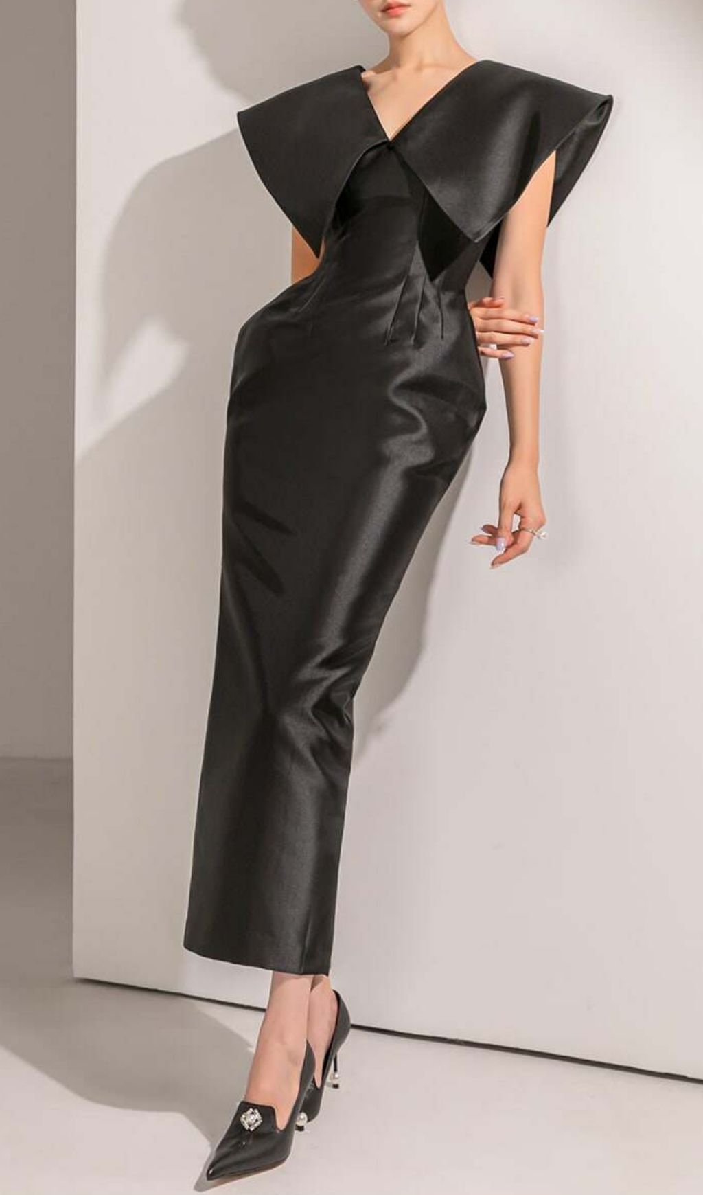 Fashionslee Women Liliha Black V-Neck Maxi Dress