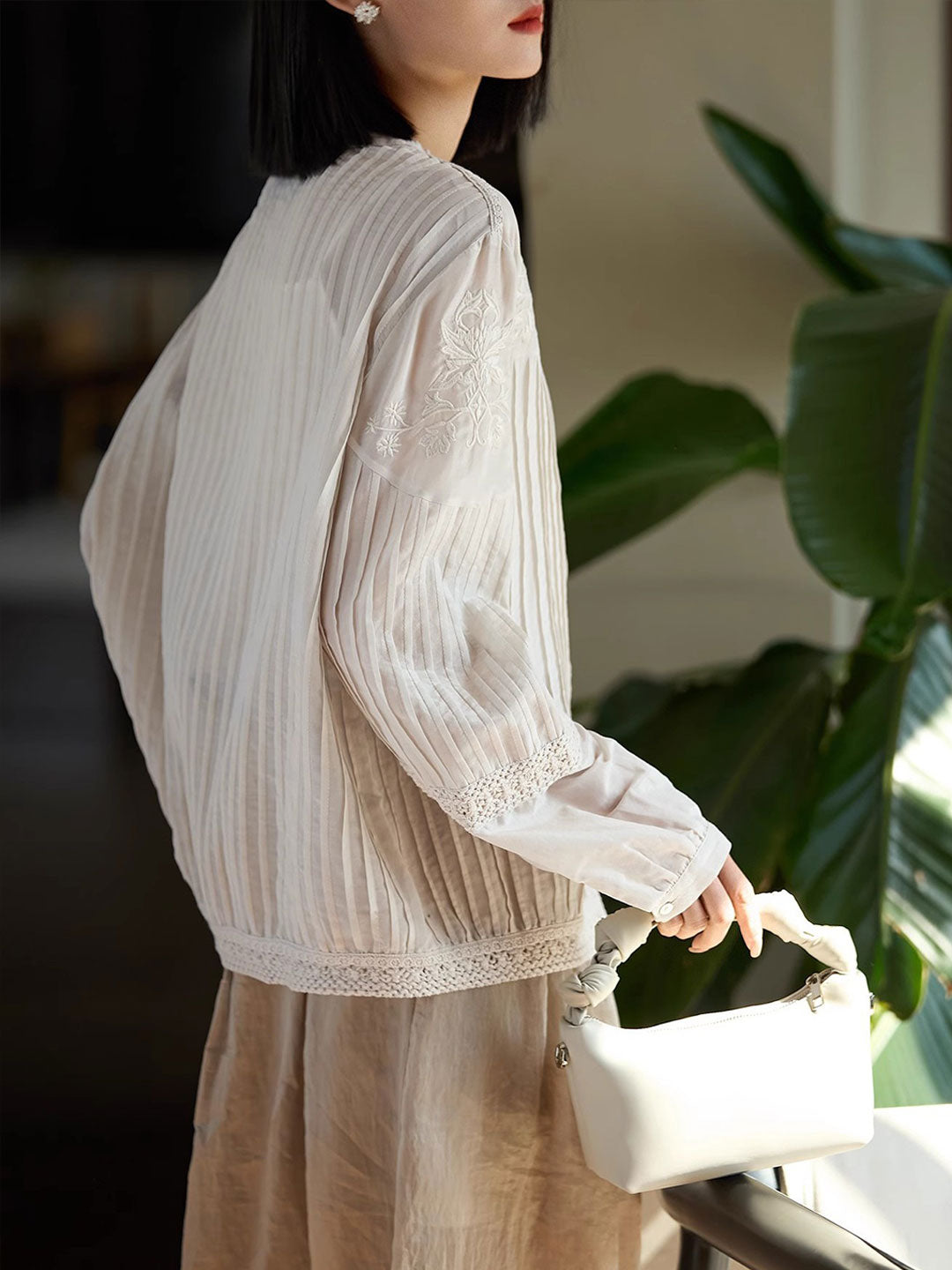 47fd85999bb15c8e94a494a1a38822c4 Claire Loose Auricular Puff Sleeve Embroidered Blouse