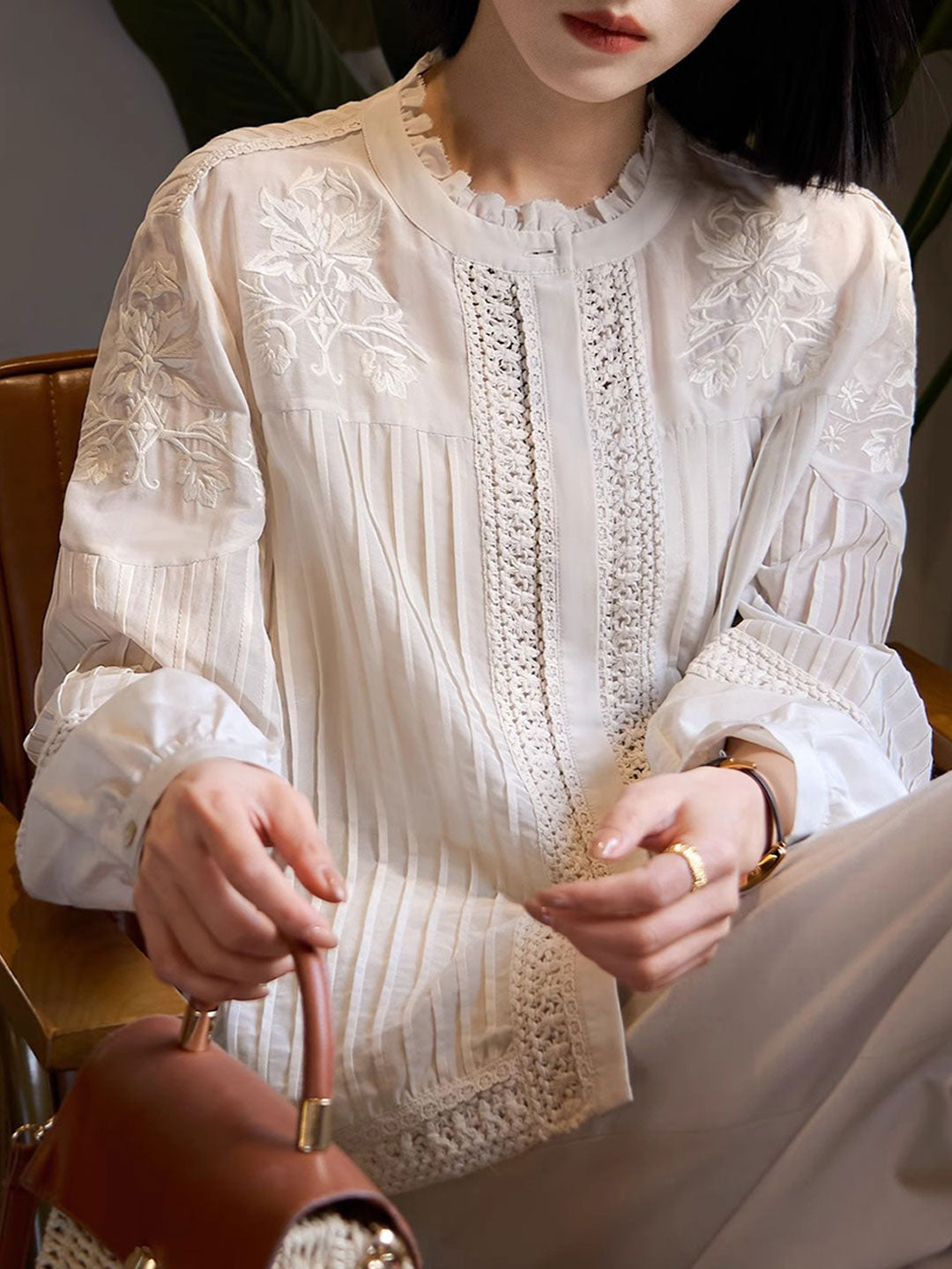 66bb552ebf7a52591c28dbe32676ef3b Claire Loose Auricular Puff Sleeve Embroidered Blouse